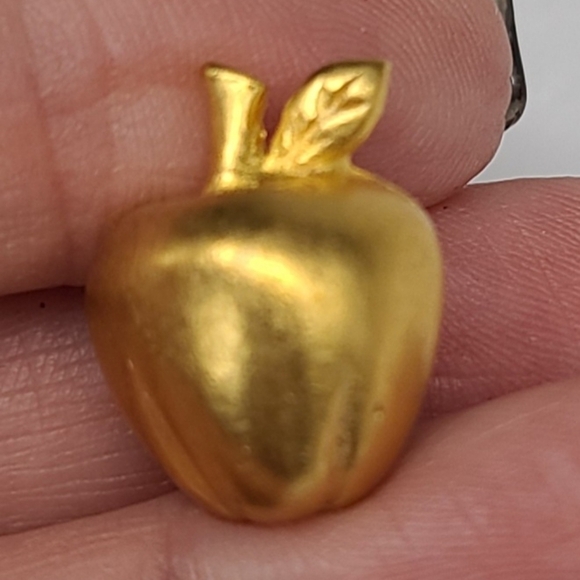 Tiny gold Tone apple pin - Picture 1 of 2